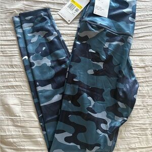 NWT $70 Women’s Nike One Blue Camouflage Leggings size Small